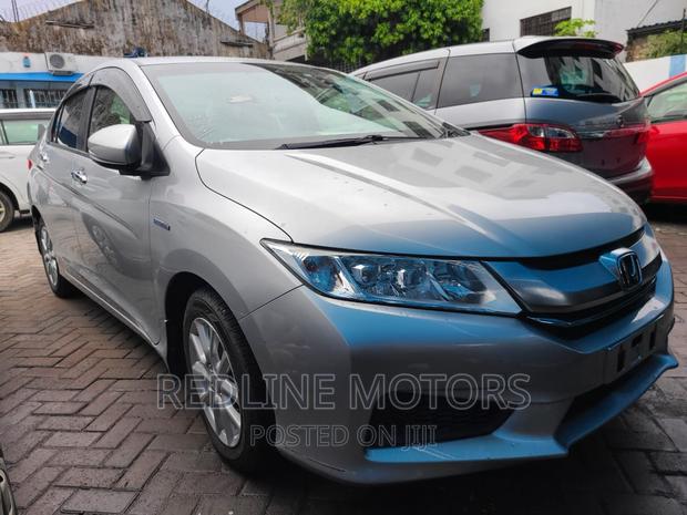 Honda Grace Silver 2016 - Compact Sedan with Elegance