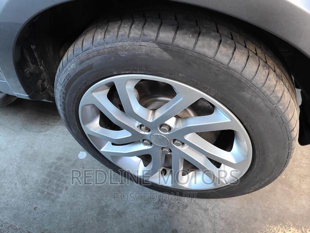 Silver 2016 Land Rover Discovery - Premium Off-Roader