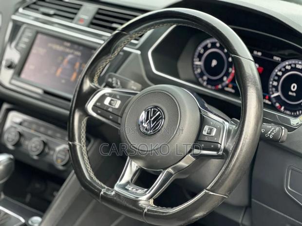Black 2017 Volkswagen Tiguan: Luxurious Compact SUV