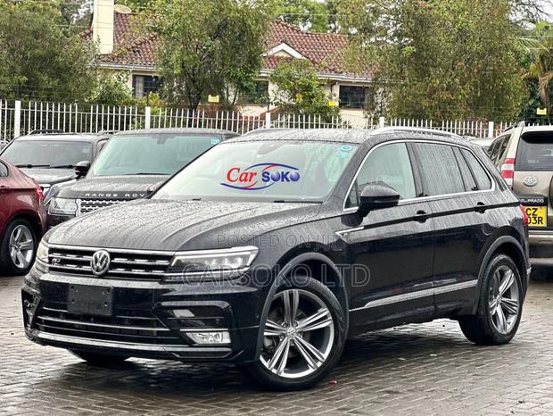 Black 2017 Volkswagen Tiguan: Luxurious Compact SUV