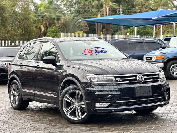 Black 2017 Volkswagen Tiguan: Luxurious Compact SUV