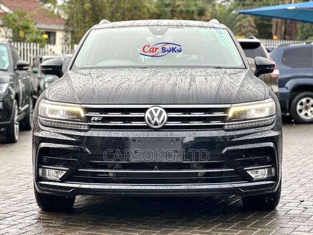 Black 2017 Volkswagen Tiguan: Luxurious Compact SUV