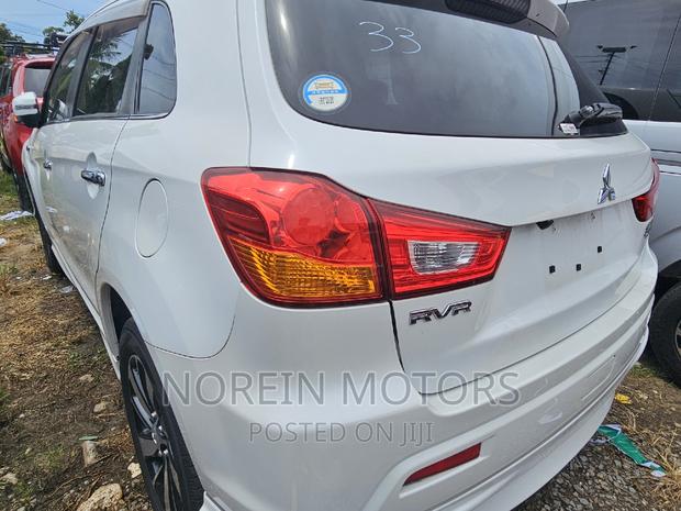White Mitsubishi RVR 2017: Compact SUV for Adventure Seekers
