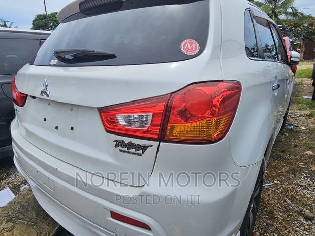White Mitsubishi RVR 2017: Compact SUV for Adventure Seekers