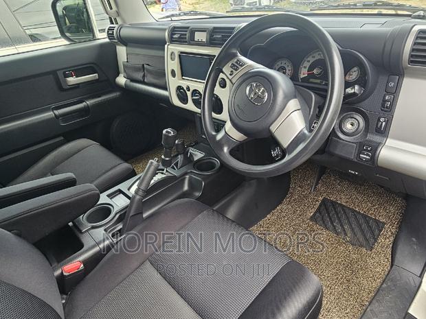 2016 Off-White Toyota FJ Cruiser: 2 Variants to Consider