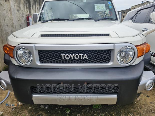 2016 Off-White Toyota FJ Cruiser: 2 Variants to Consider