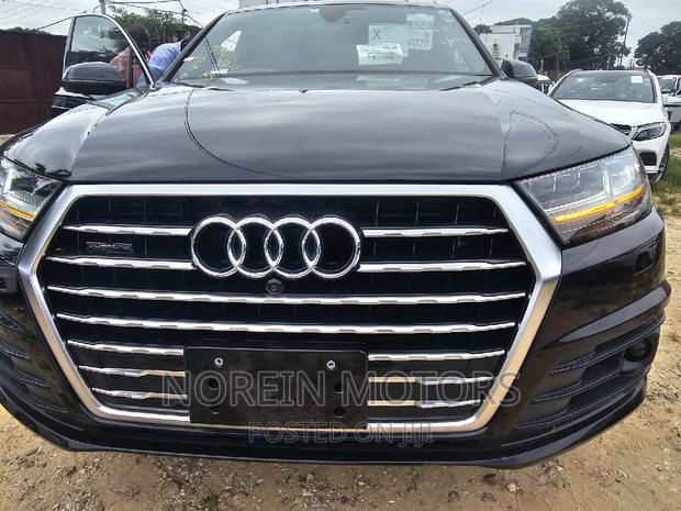 Black 2017 Audi Q7: Sophisticated SUV with Attitude