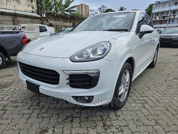 2016 Porsche Cayenne S AWD White - High-Performance SUV with Style
