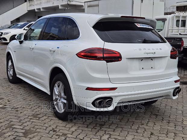 2016 Porsche Cayenne S AWD White - High-Performance SUV with Style