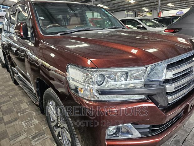 Brown Toyota Land Cruiser 2017: Unmatched Off-Road Adventures