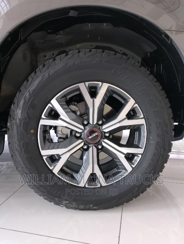 New 2023 Isuzu D-MAX in Gray: Two Exciting Variants to Explore