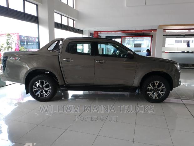 New 2023 Isuzu D-MAX in Gray: Two Exciting Variants to Explore