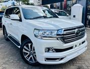 2017 White Toyota Land Cruiser 4.6 V8 ZX - Powerful, Luxurious SUV for Sale for sale