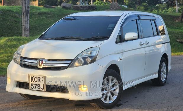 Toyota ISIS 1.8 Platana 2WD 2011 - Pearl - Used Car for Sale