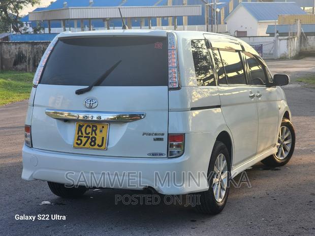 Toyota ISIS 1.8 Platana 2WD 2011 - Pearl - Used Car for Sale