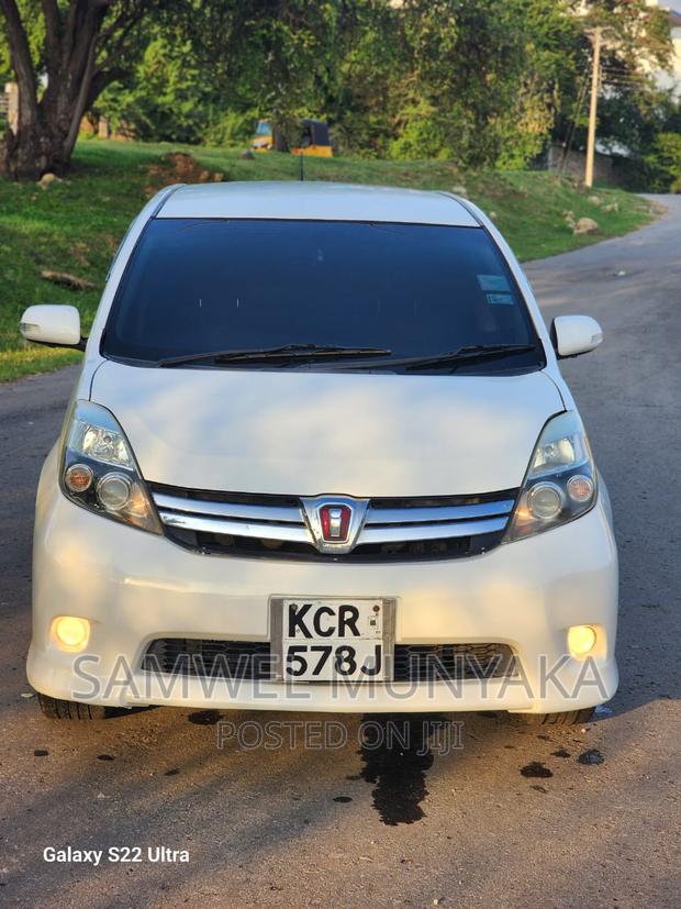 Toyota ISIS 1.8 Platana 2WD 2011 - Pearl - Used Car for Sale