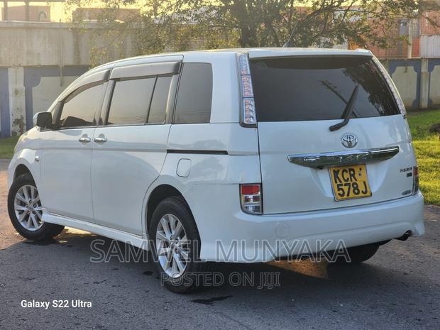 Toyota ISIS 1.8 Platana 2WD 2011 - Pearl - Used Car for Sale
