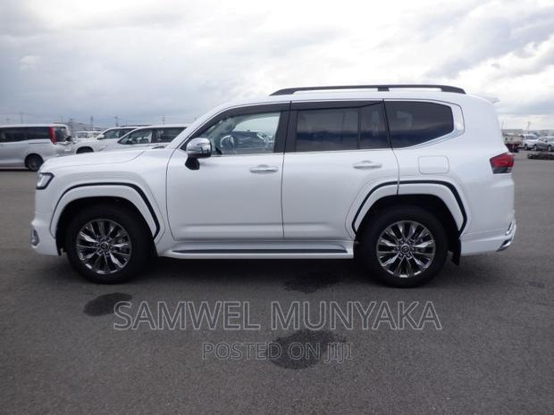 2022 Toyota Land Cruiser J300 4.0 Premium Edition