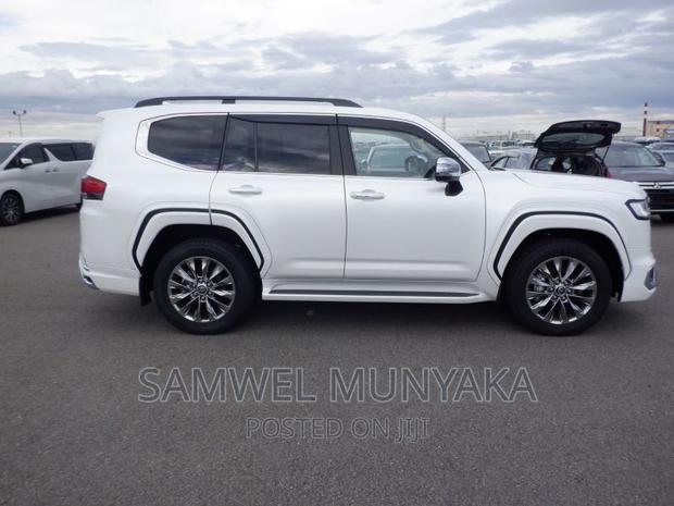 2022 Toyota Land Cruiser J300 4.0 Premium Edition