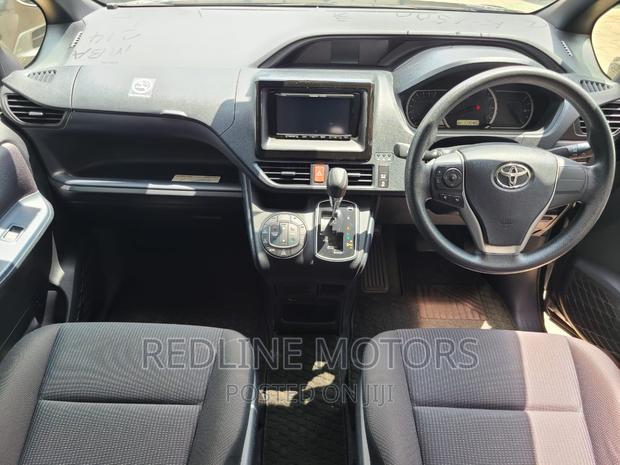 Black 2016 Toyota Noah 2.0 AWD - Comfortable 7-Seater