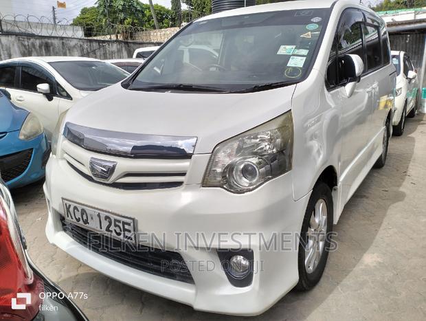 Toyota Noah 2.0 143hp FWD (7 Seater) 2009 White