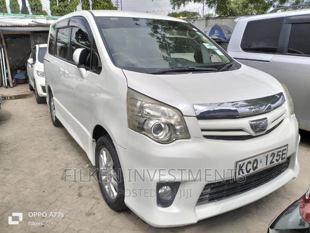 Toyota Noah 2.0 143hp FWD (7 Seater) 2009 White
