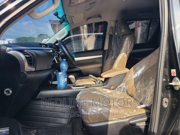 2016 Toyota Hilux Black - The Ultimate Combination of Performance and