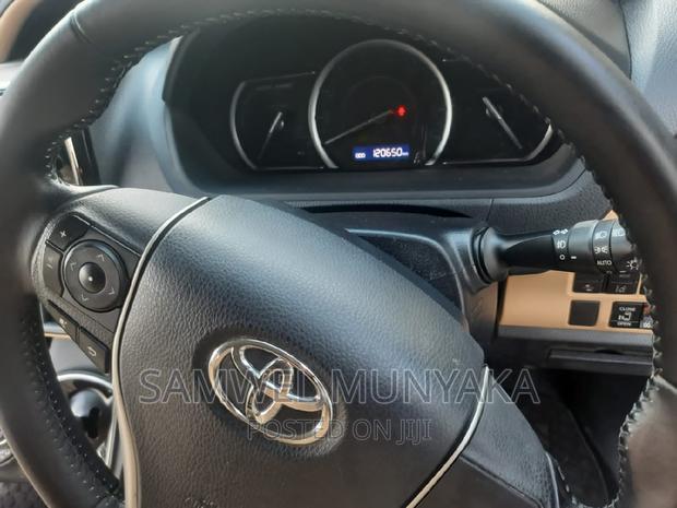 2016 Toyota Noah Hybrid: Stylish 7-Seater FWD