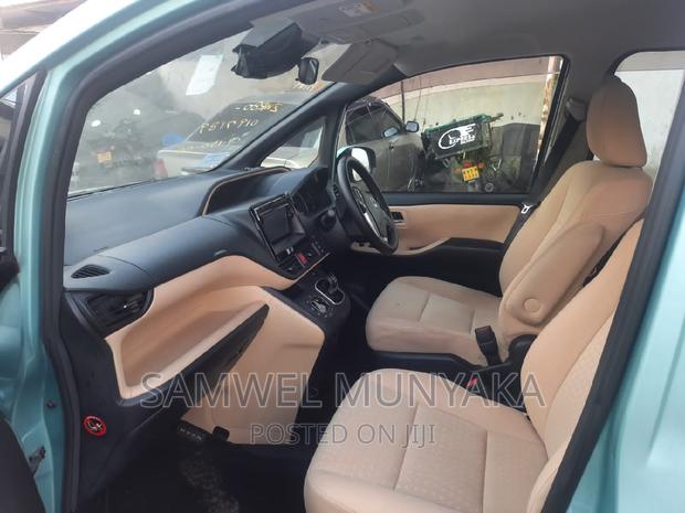 2016 Toyota Noah Hybrid: Stylish 7-Seater FWD