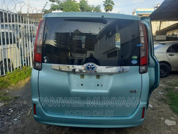 2016 Toyota Noah Hybrid: Stylish 7-Seater FWD