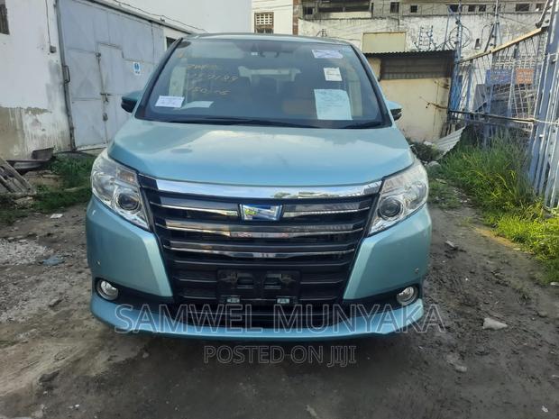 2016 Toyota Noah Hybrid: Stylish 7-Seater FWD