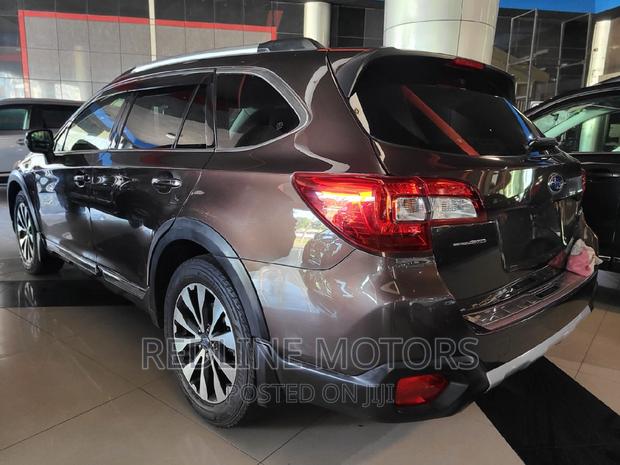 2017 Subaru Outback 2.5i Premium AWD in Gold - Ideal for families