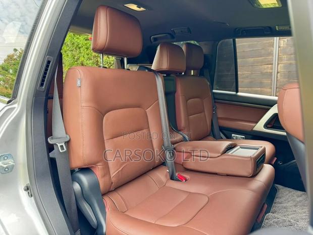 2016 Land Cruiser Silver - Premium SUV for Adventure Seekers
