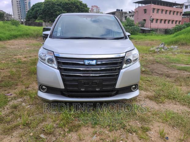 2016 Toyota Noah 1.8 FWD Hybrid - Silver 7-Seater