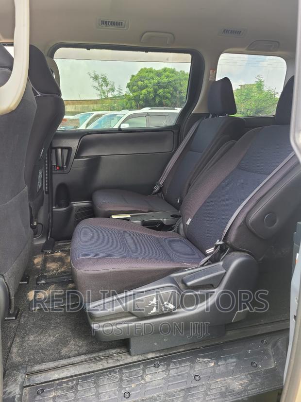 2016 Toyota Noah 1.8 FWD Hybrid - Silver 7-Seater