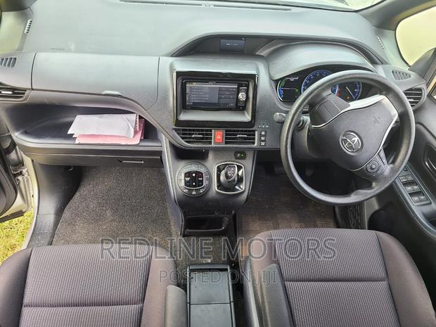 2016 Toyota Noah 1.8 FWD Hybrid - Silver 7-Seater