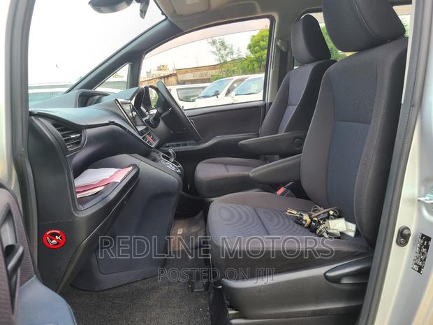 2016 Toyota Noah 1.8 FWD Hybrid - Silver 7-Seater