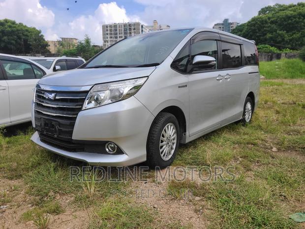 2016 Toyota Noah 1.8 FWD Hybrid - Silver 7-Seater