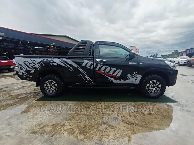 Toyota Hilux 2016 Black