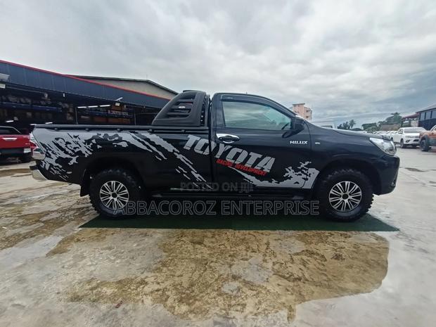 Toyota Hilux 2016 Black