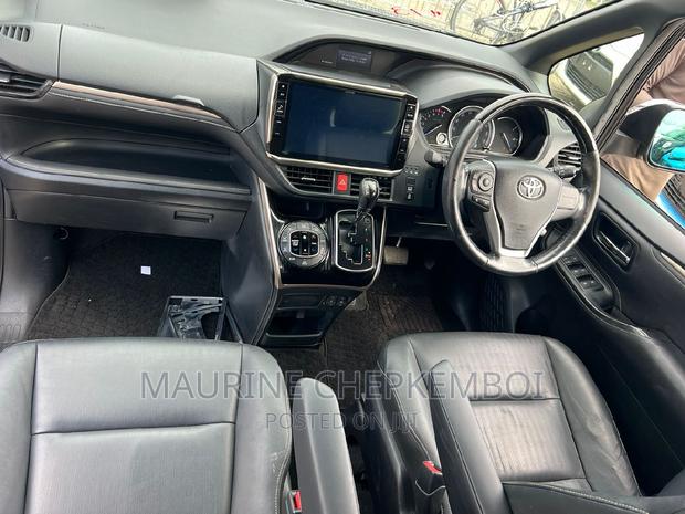 2016 Toyota Esquire 2.0 AWD 7-seater Black