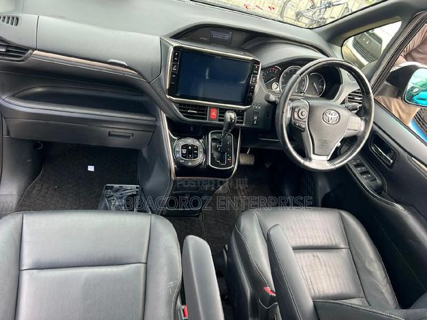 2016 Toyota Esquire 2.0 AWD 7-seater Black