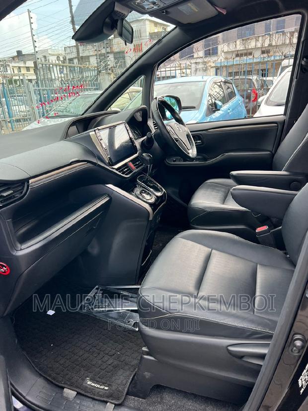 2016 Toyota Esquire 2.0 AWD 7-seater Black