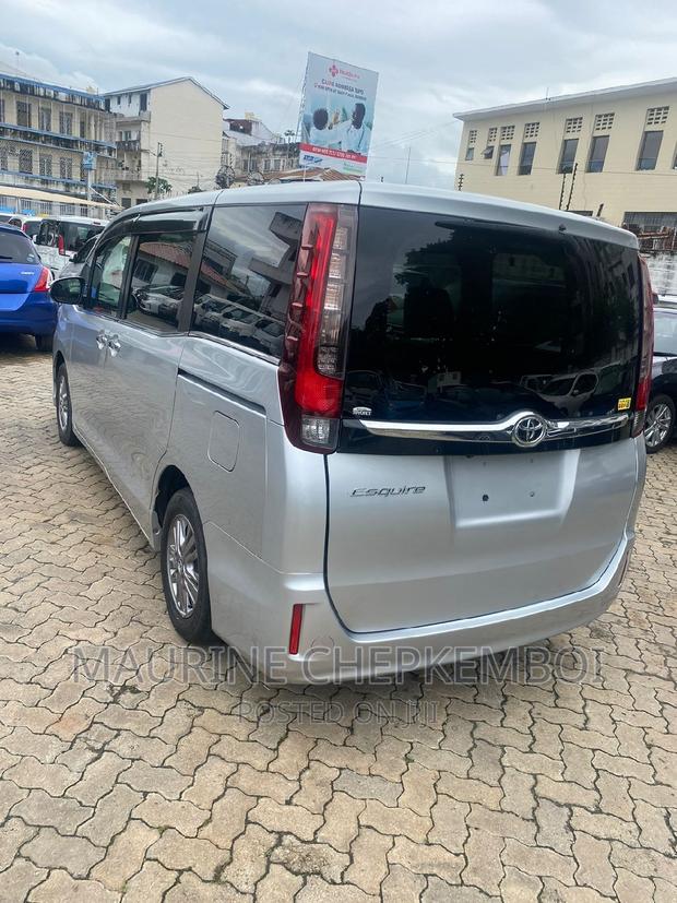 Toyota Esquire 2.0 FWD - 7-Seater, Silver, Family-Friendly Car