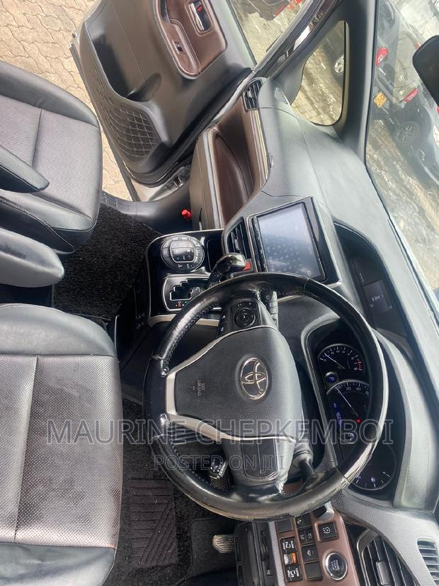 Toyota Esquire 2.0 FWD - 7-Seater, Silver, Family-Friendly Car