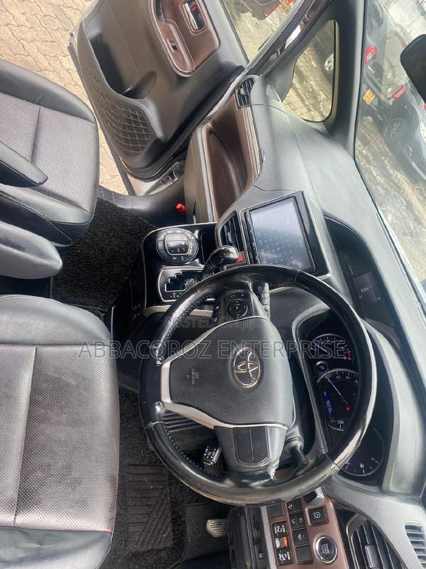 Toyota Esquire 2.0 FWD - 7-Seater, Silver, Family-Friendly Car