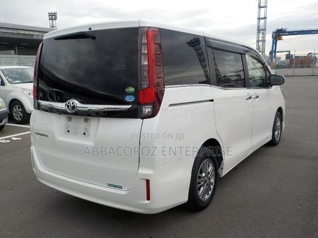 2017 Toyota Esquire 1.8 FWD Hybrid - Off White 7-Seater for Sale