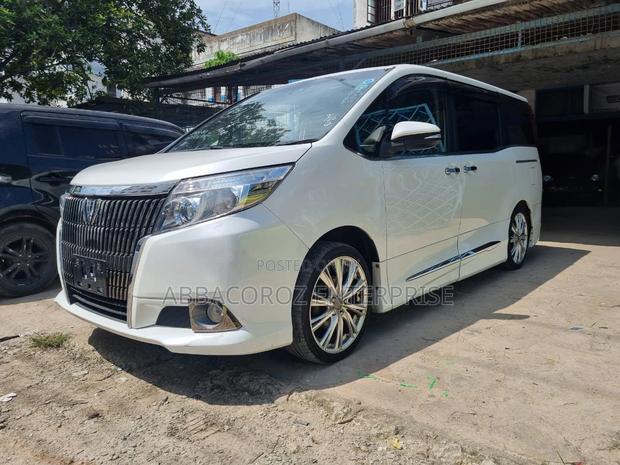 2017 Toyota Esquire 2.0 AWD 8-Seater in White - Affordable Luxury