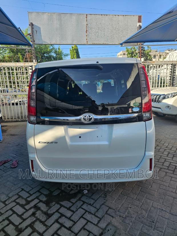 Off-White 2016 Toyota Esquire 2.0 FWD 7-Seater