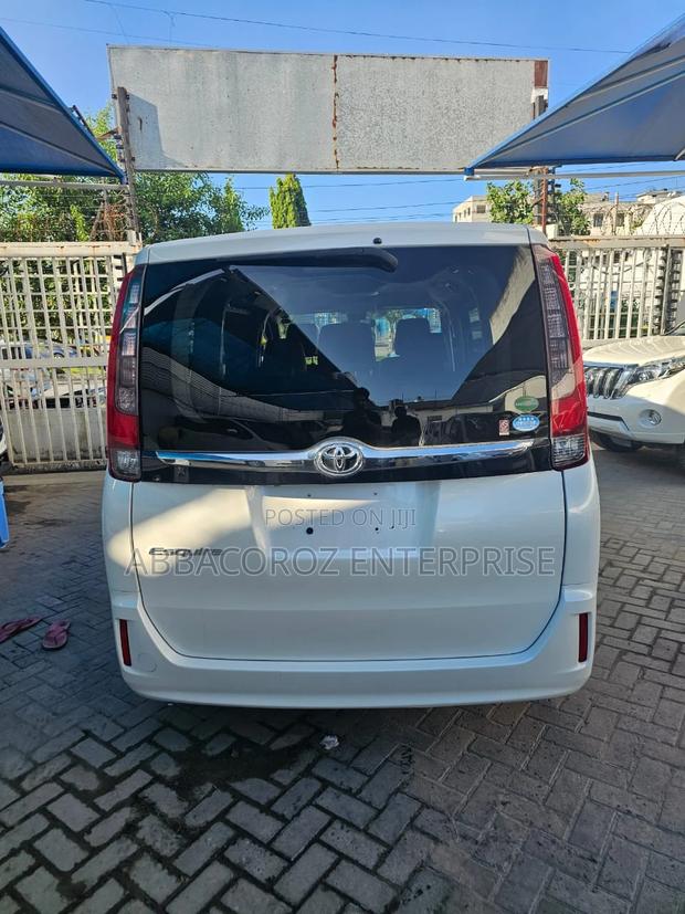 Off-White 2016 Toyota Esquire 2.0 FWD 7-Seater